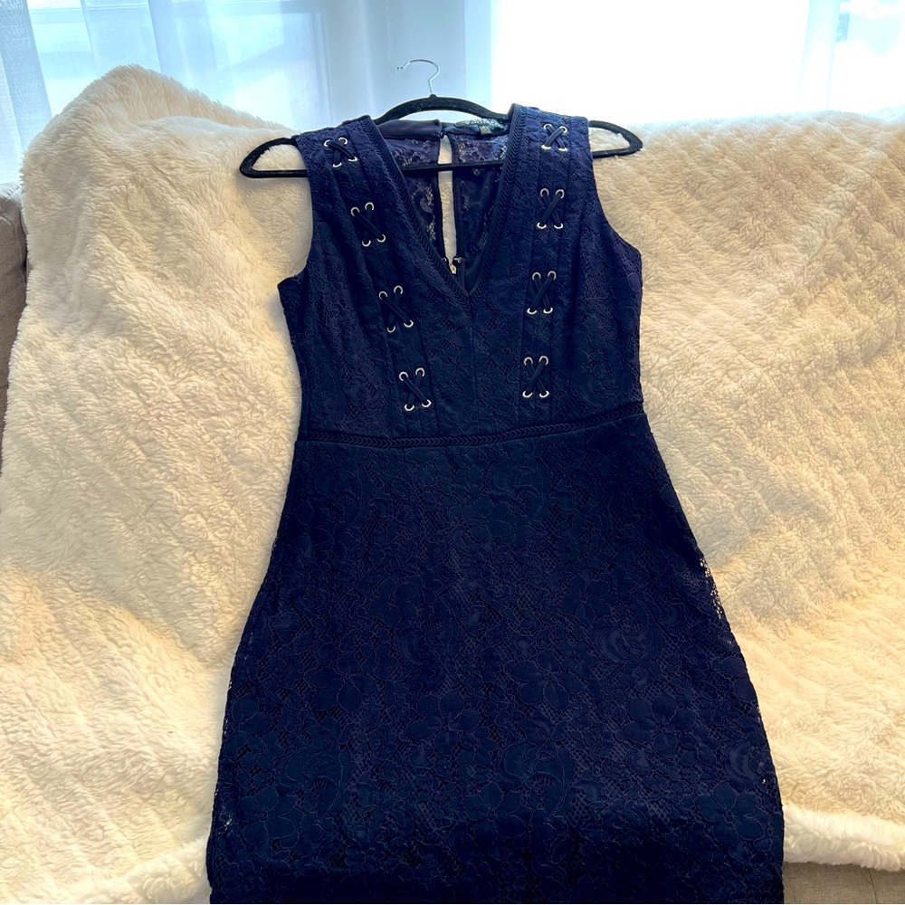 Pre-Owned Guess Navy Sleeveless V-Neck Lace Mini Dress